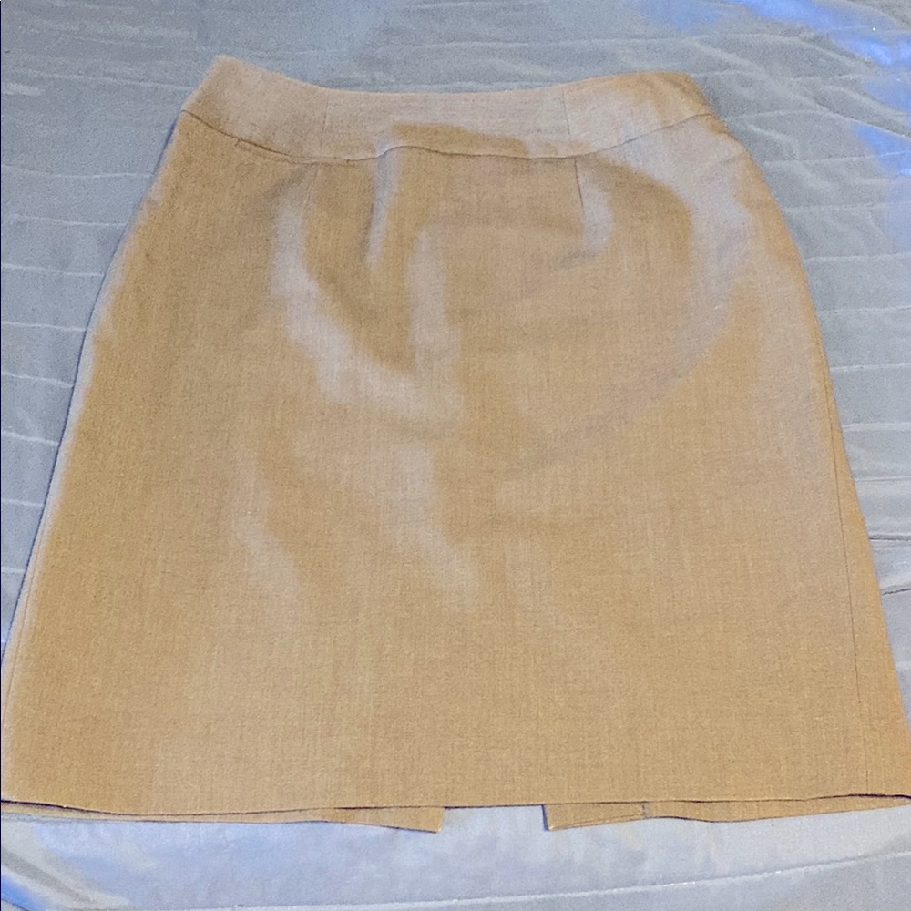 Calvin Klein Gray Pencil Skirt size 6, 1pocket in front. Great for Work.